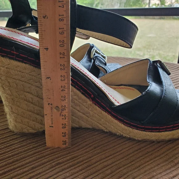 Women's open toe platform ankle strap open toe wedge sandals. Size 11. - Picture 10 of 15